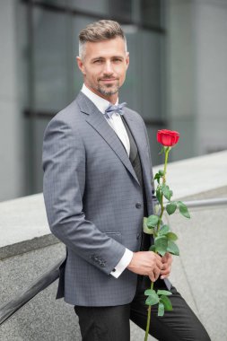 Teklif konsepti Neşeli smokin giyen adam evlenme teklifi için hazırlanıyor. Evlilik teklifinden önce erkek.