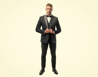 Smokinli resmi adam beyaz arka planda izole edilmiş. tam uzunluk.