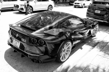 Miami Beach, Florida ABD - 15 Nisan 2021: siyah ferrari F12 Berlinetta supercar, köşedeki yüksek açı.