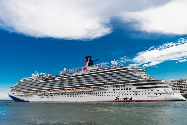 Miami, Florida, ABD - 9 Haziran 2024: Karnaval Horizon yolcu gemisi yolculuğu. Yaz tatilinde gemi turu. Karnaval yolcu gemisi. Gemi turu ve deniz seyahati. Gemi Miami sahil limanından ayrılıyor..