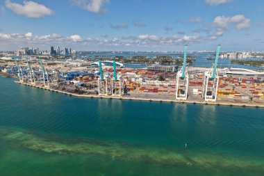 Miami, Florida - 4 Şubat 2025: nakliye konteynırı, deniz. Kargo konteynırlı Miami hava limanı. Deniz taşımacılığı. Miami Limanı. Miami 'deki kargo konteynırı, hava manzaralı. Lojistik Merkez.