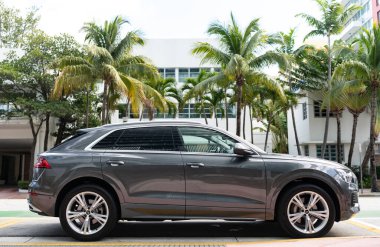 Miami, Florida, ABD - 09 Aralık 2024: Audi Q8 quattro 2019 spor geçiş aracı. Audi Q8 tipinde bir spor araba. Audi Q8 'in arabası dışarıda park edilmiş. Audi Q8, yan görünüm.