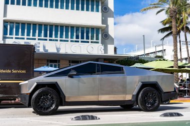 Miami, Florida, ABD - 09 Aralık 2024 Tesla Cybertruck elektrikli kamyonet vagonu. Tesla Cybertruck 'ın elektrikli arabası. Tesla Cybertruck 'ın arabası dışarıda park edilmiş. Tesla Cybertruck, yan görüş.
