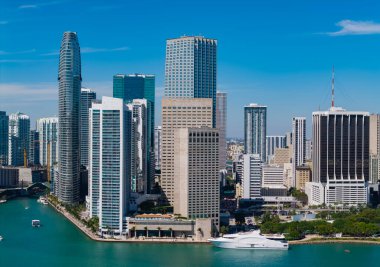 Miami silueti. Miami gökdelen şehri. Miami şehrinin ufuk çizgisi Brickell anahtarı. Miami şehir merkezinde. Gökdelen binası. Şehir merkezindeki şehir manzarası. Seyahat güzergahı. Şehir mimarisi.