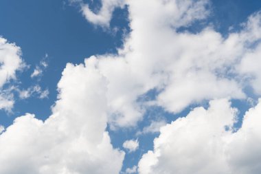 Gökyüzü bulutları. Mavi gökyüzünde hava bulutları. Bulutlu mavi gökyüzü arkaplanı. Gökyüzü Bulutları Duvar Kağıdı