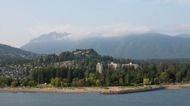 Stanley Parkı. Vancouver 'daki Stanley Park' ın manzarası. Stanley Park 'ın manzarası ve Vancouver, British Columbia' nın ufuk çizgisi. Kıyı manzarası ve deniz kenti.