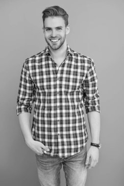 Gri tişörtlü adam izole edilmiş. Saç stili olan yakışıklı bir genç. Moda erkek modası. Normal erkek stili. Cilt bakımı ve erkeklerin güzellik anlayışı. Kafkasyalı milenyum adamı. Mutlu gençlik.