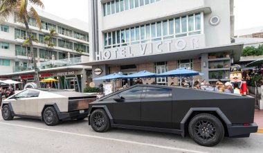 Miami, Florida, ABD - 06 Aralık 2024 Tesla Cybertruck elektrikli kamyonet vagonu. Tesla Cybertruck 'ın siyah elektrikli arabası. Tesla Cybertruck 'ın arabası dışarıda park edilmiş. Tesla Cybertruck, yan görüş.