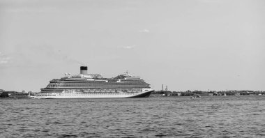 New York 'ta gemi turu. New York Manhattan 'ın silueti Hudson Nehri yolcu gemisiyle geziyor. New York gemi seyahati