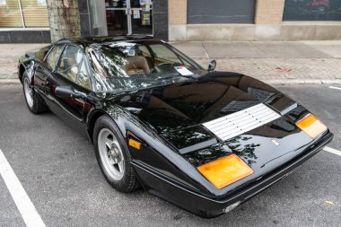 Chicago, Illinois - 29 Eylül 2024: Klasik Ferrari 328 GTS siyah rengi. Klasik Ferrari 328 GTS sokağa park edilmiş. Ön manzara. Retro Ferrari 328 GTS Chicago 'da