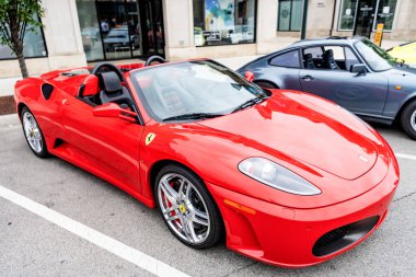 Chicago, Illinois - 29 Eylül 2024: Ferrari 360 Spider kırmızısı. Ferrari 360 caddeye park etmiş. Köşeden bak. Lüks Ferrari 360 Chicago 'da