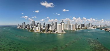 Brickell Key 'in panoramik silueti. Miami şehir merkezi panoraması. Şehir merkezindeki panoramik şehir manzarası. Şehir mimarisi silüeti. Miami ufuk çizgisi manzarası. Miami gökdelen şehri. Lüks hayat..