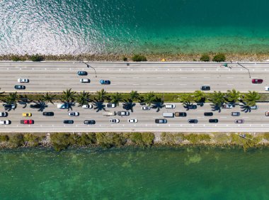 Köprü Miami, Florida 'daki Biscayne Körfezi' ndeki Bay Harbor Adaları 'na açılıyor. Asma köprü. Broad Causeway Köprüsü. Biscayne Körfezi üzerindeki Causeway Köprüsü 'nün hava görüntüsü. Şehir trafiği, Miami, FL..
