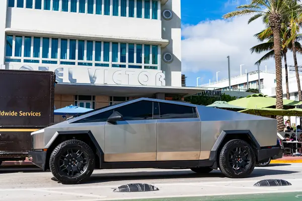Miami, Florida, ABD - 09 Aralık 2024 Tesla Cybertruck elektrikli kamyonet vagonu. Tesla Cybertruck 'ın elektrikli arabası. Tesla Cybertruck 'ın arabası dışarıda park edilmiş. Tesla Cybertruck, yan görüş.