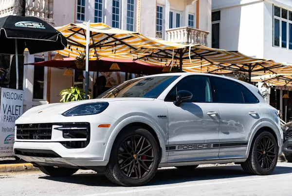 Miami, Florida, ABD - 06 Aralık 2024: 2025 Porsche Cayenne spor arazi aracı. Porsche Cayenne 'in lüks arabası. Porsche Cayenne 'in arabası dışarıda park edilmiş. Porsche Cayenne, köşe manzaralı..