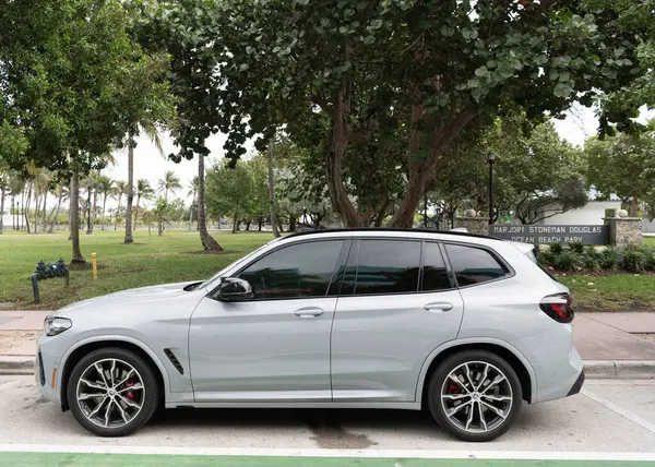 Miami, Florida, ABD - 12 Aralık 2024 Gri BMW X3 M40i çapraz arabası. BMW X3 M40i tipi lüks bir araba. BMW X3 'ün arabası dışarıda park edilmiş. BMW X3, yan görünüm.