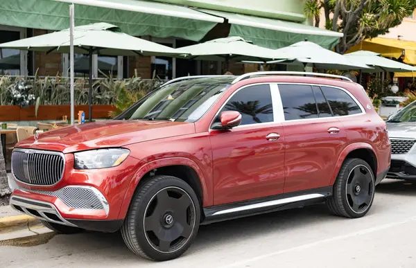 Miami, Florida, ABD - 16 Aralık 2024 Mercedes Benz Maybach GLS 600 'ün kırmızı lüks SUV arabası. Mercedes Benz 'in arabası dışarıda park edilmiş. Mercedes Benz GLS kırmızı renk, yan görünüm. Mercedes Benz GLS SUV araba.