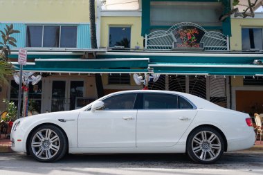 Miami, Florida, ABD - 17 Aralık 2024: 2016 Bentley Flying Spur Vur Sedan Car. Lüks araba beyaz Bentley Flying Spur V8 tipi. Bentley Uçan Mahmuz 'un arabası dışarıda park edilmiş. Bentley Uçan Mahmuz, yan görünüm.