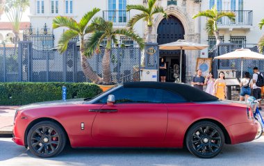 Miami, Florida, ABD - 17 Aralık 2024 Rolls Royce Wraith modelinin lüks kırmızı arabası. Rolls Royce 'un arabası dışarıda park edilmiş. Rolls Royce Wraith, yan görüş. Rolls Royce Wraith 2014 arabası.