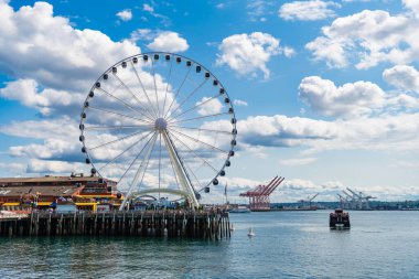 Seattle, Washington, ABD, 26 Temmuz 2024: Dönme dolap. Dönme dolabı olan bir lunapark. Gözlem Dönme dolabı. Gözlem tekerindeki panayır gezisi. Eğlence parkı. Boşluğu kopyala.