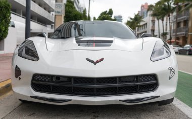 Miami, Florida, ABD - 12 Aralık 2024 Chevrolet Corvette C7 Chevy spor arabası. Chevrolet Corvette C7 tipi lüks bir spor araba. Chevrolet Corvette 'in arabası dışarıda park edilmiş. Chevrolet Corvette, köşeye.