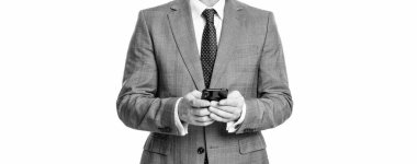 İletişim. Telefondaki mesajlaşan iş adamı beyazdan izole edilmiş. İş mesajlaşması. İnternet işi. Takım elbiseli bir iş adamı telefon kullanır. Blogda iş adamıyla mesajlaşıyorum. İş metni.