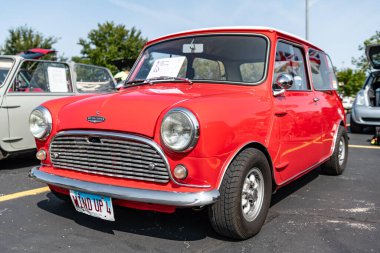 Chicago, Illinois, ABD - 08 Eylül 2024: Austin Mini Cooper 'ın üstü açılabilir arabası, köşe manzaralı. Retro araba. Retro Red Austin Mini Cooper 'ın arabası. Austin Mini Cooper Chicago 'da