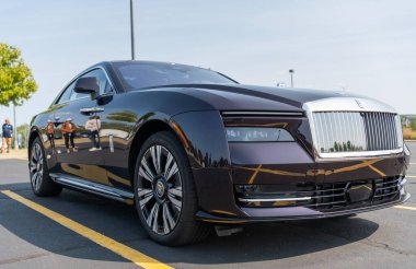 Chicago, Illinois, ABD - 08 Eylül 2024 Rolls Royce Spectre elektrikli süper coupe arabası, köşe manzaralı. Elektrikli araba. Rolls Royce Spectre elektrikli araba. Chicago 'dan Rolls Royce Spectre