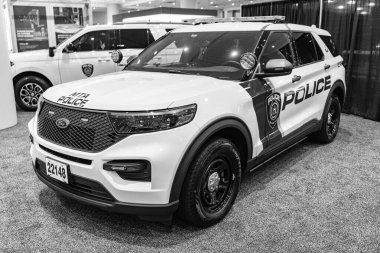 New York City, ABD - 27 Mart 2024: Ford Explorer polis arabası New York Uluslararası Otomobil Fuarı, köşe manzaralı.