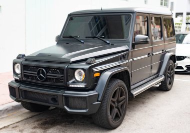 Miami, Florida, ABD - 16 Aralık 2024: siyah Mercedes Benz G 2018 SUV pikap. Mercedes Benz G tipi bir SUV kamyonet. Mercedes Benz 'in arabası dışarıda park edilmiş. Mercedes Benz G, köşe görünümü.