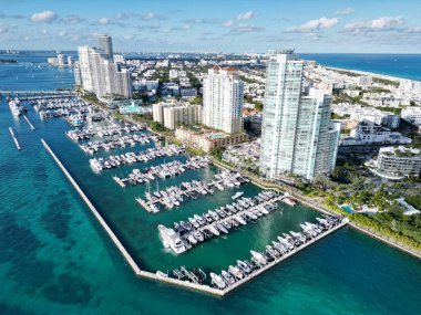 Lüks yatı olan Güney Point Miami marinası. Yaz tatili. Lüks Güney Sahili marinası. Lüks bir yat. Miami güney sahili manzaralı. Yat kulübü. Marina Miami, Florida 'da. Özel rıhtım ve şehir manzarası.