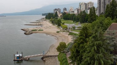 Vancouver, Kanada - 29 Mayıs 2019 Sunset Sahil Parkı. Vancouver 'daki Sunset Beach' in manzara manzarası. Vancouver, Kanada şehir merkezindeki sahil parkında deniz yürüyüşü. Deniz plajı parkındaki kıyı manzarası.