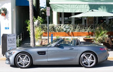 Miami, Florida, ABD - 11 Aralık 2024: 2018 Mercedes Benz AMG GT üstü açık araba. Mercedes Benz AMG V8 biturbo GT tipi lüks bir araba. Mercedes Benz 'in arabası dışarıda park edilmiş. Mercedes Benz, kenara.