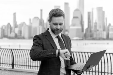 İş adamı New York 'ta dışarıyı kolaçan ediyor. İş adamı geç kalıyor. Kol saatinde dakik adam zamanı kontrol ediyor. İş görüşmesi için son gün. Başarılı iş adamı kontrol süresi.