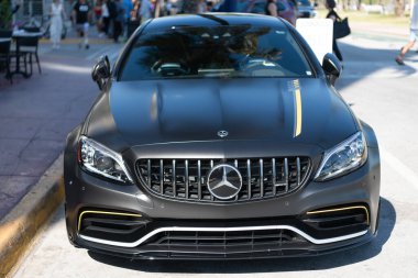 Miami, Florida, ABD - 06 Aralık 2024 Mercedes Benz C 2023 arabası. Mercedes Benz C V8 biturbo tipi lüks bir araba. Mercedes Benz 'in arabası dışarıda park edilmiş. Mercedes Benz C, ön manzara..