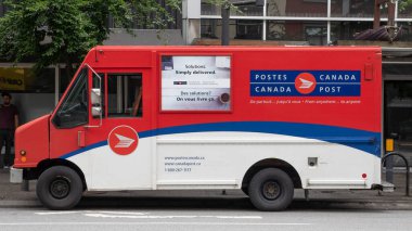 Vancouver, Kanada - 29 Mayıs 2019: Canada Post kamyonu. Teslimat aracı gönderin. Kanada posta şirketinin posta kamyonu aracı. Kanada 'nın posta servisi.