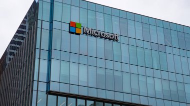 Vancouver, Kanada - 29 Mayıs 2019: Microsoft merkez ofisi logolu. Camlar üzerinde Microsoft logosu. Logo işaretli Microsoft ofis binası.