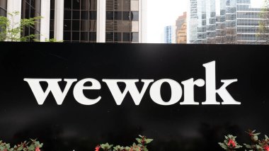 Vancouver, Kanada - 29 Mayıs 2019: WeWork logosu. Şehir merkezinde dış tabelamız var. Binanın üzerindeki Wework tabelası. Wework Global şirket logosu.