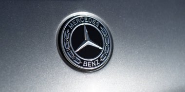 Miami, Florida, ABD - 11 Aralık 2024 Mercedes Benz AMG GT V8 biturbo tipi lüks araba. Mercedes Benz 'in arabası dışarıda park edilmiş. Mercedes Benz, logo manzaralı. Mercedes Benz AMG GT üstü açık araba..
