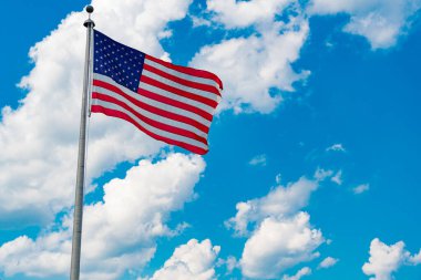 Anma Günü için Amerikan Bayrağı ya da 4 Temmuz. Rüzgarda dalgalanan Amerikan bayrağı. ABD bayrağı. Mavi gökyüzünde Birleşik Devletler bayrağı sallıyor. Bağımsızlık Günü. Vatanseverlik sembolü.