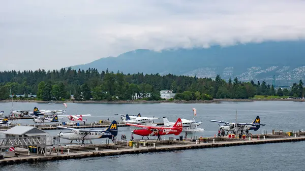 Vancouver, Kanada - 29 Mayıs 2019: De Havilland Canada DHC-2 deniz uçağı. Havilland Kanada uçağı deniz uçağı terminalinde. Vancouver limanı havaalanı. Deniz uçağı turu. Uçak rıhtım istasyonu.