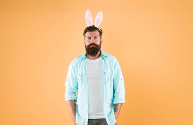 Tavşanlar ve Tavşanlar arasındaki fark. Erkek tavşan kişilik özellikleri. Tavşan adamlar ılımlı, iyimser ve düşünceli insanlardır. Burç burcu. Çin Zodiac 'ı. Erkek tavşan kulakları.