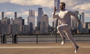Koşucu uzun spor koşusunda. Koşucu dışarıda spor antrenmanında koşuyor. New York 'ta sabah sporu koşucusu. Sporcu adam koşuyor. Manhattan 'da koşan adam. Boşluğu kopyala.