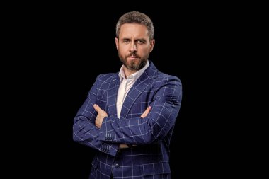 Başarılı, olgun iş adamı patron iş elbisesi içinde başarıyı ve güveni simsiyah olarak ifade ediyor..