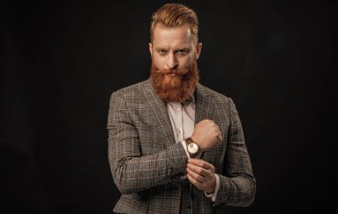 İş için son gün. İş hayatına geç kalan bir iş adamı. Zaman yönetimi. Dakik adam, nöbete geç kalma zamanını kontrol ediyor. Kol saati. Dakik adam siyah üzerinde izole zamanı kontrol ediyor.