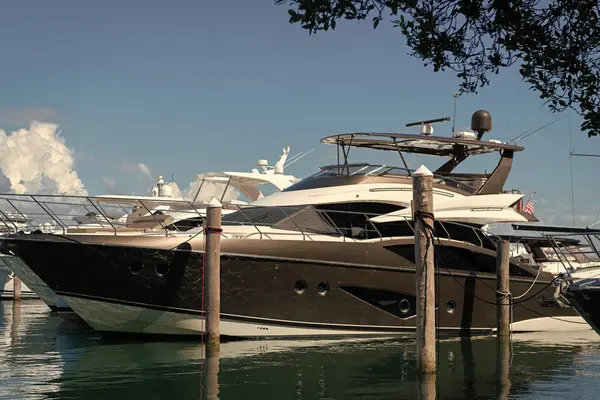 Yat teknesi Biscayne Körfezi 'ne yanaştı. Lüks yatı olan Miami Marina şehir merkezinde. Yaz tatili. Lüks yat marinası. Lüks bir tekne. Marina, Miami Beach, Florida USA 'de. Miami Limanı.