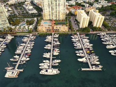 Yat teknesi Biscayne Körfezi 'ne yanaştı. Lüks yatı olan Miami Marina şehir merkezinde. Yaz tatili. Lüks yat marinası. Lüks tekne limanı. Marina, Miami Beach, Florida USA 'de. Hava aracı.