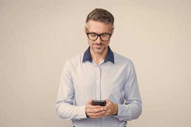 İş adamı iş telefonuyla sohbet ediyor. Gri renkte..