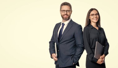 İş projesinde çalışan iş adamları. Yeni bir iş projesinde işbirliği yapıyorum. Beyazlar üzerinde izole iş adamları. Ofiste toplantı yaparken iş adamları birlikte. reklam.