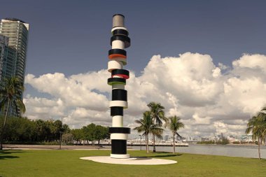 South Pointe Parkı. Miami 'nin güney sahilindeki Metro Miami' deki şehir parkı. Güney sahil marinası. Miami Beach Florida USA 'daki South Pointe Park Pier' deki ünlü anıt. Yaz seyahati.